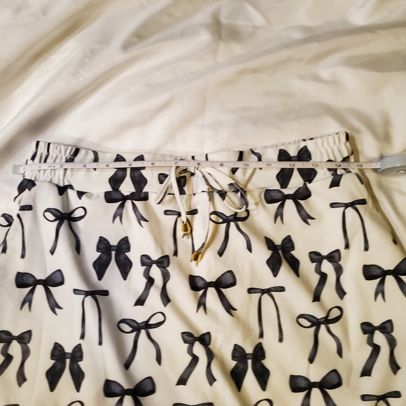 Elegant Black Bow Print Women's Shorts - Picture 3 of 7